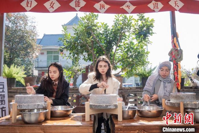 在杭留学生走进建德千鹤村 感受“妇女能顶半边天”力量