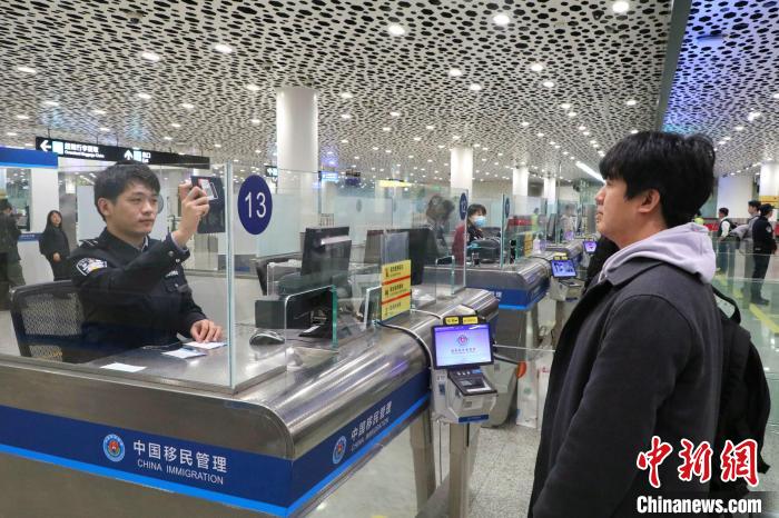 深圳口岸迎来首位享受240小时过境免签便利的外籍旅客